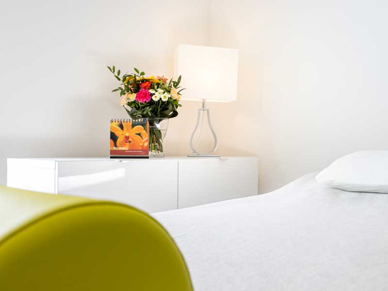 praxis-osteopathie-rhauderfehn-praxisraum-liege-strauss